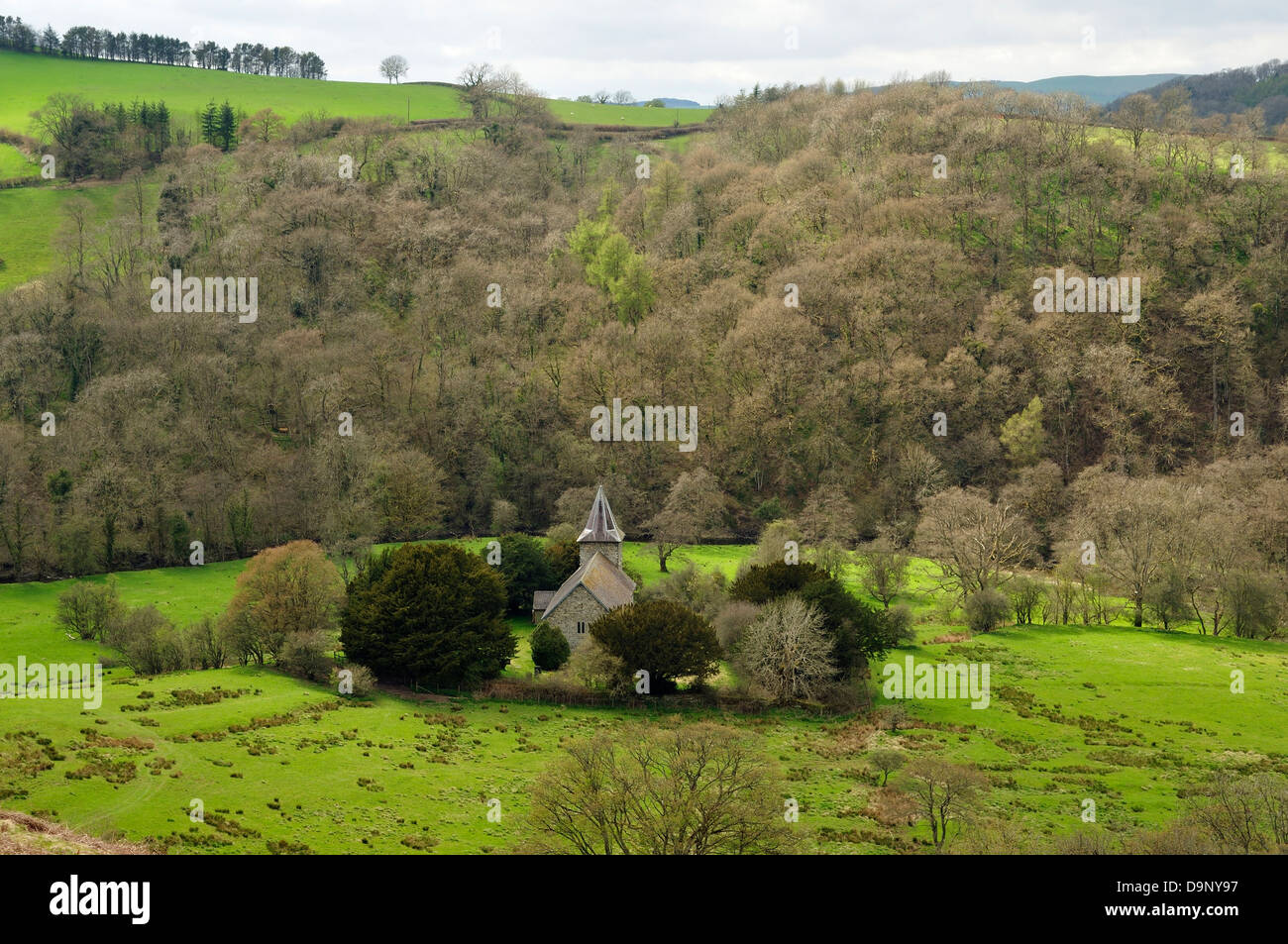 Iglesia de San Miguel, vista desde el castillo Cefnllys Llandrindod Wells, Powys, Gales Foto de stock