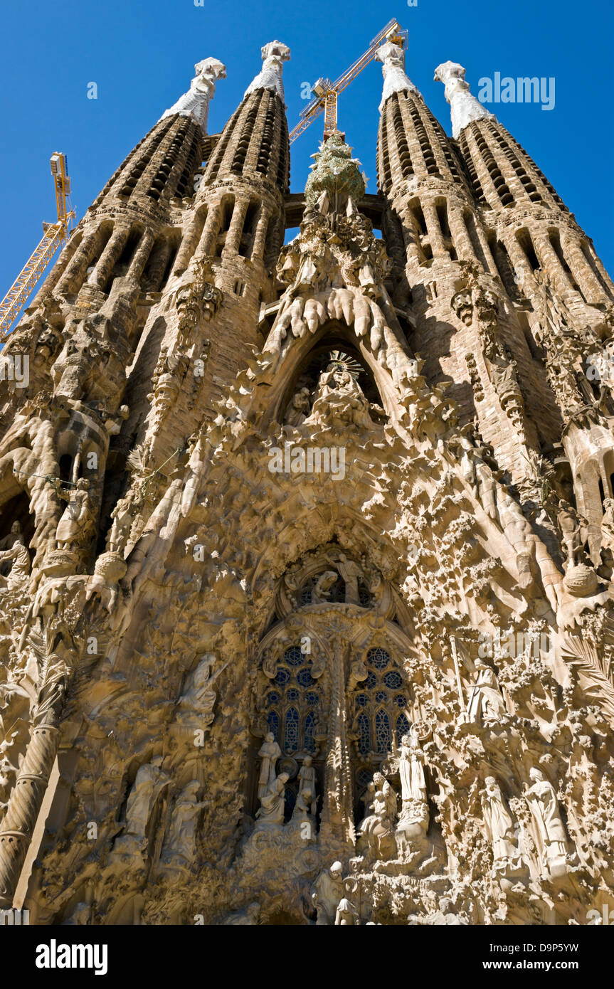 La Basílica De La Sagrada Familia, La Fachada De La Natividad ...