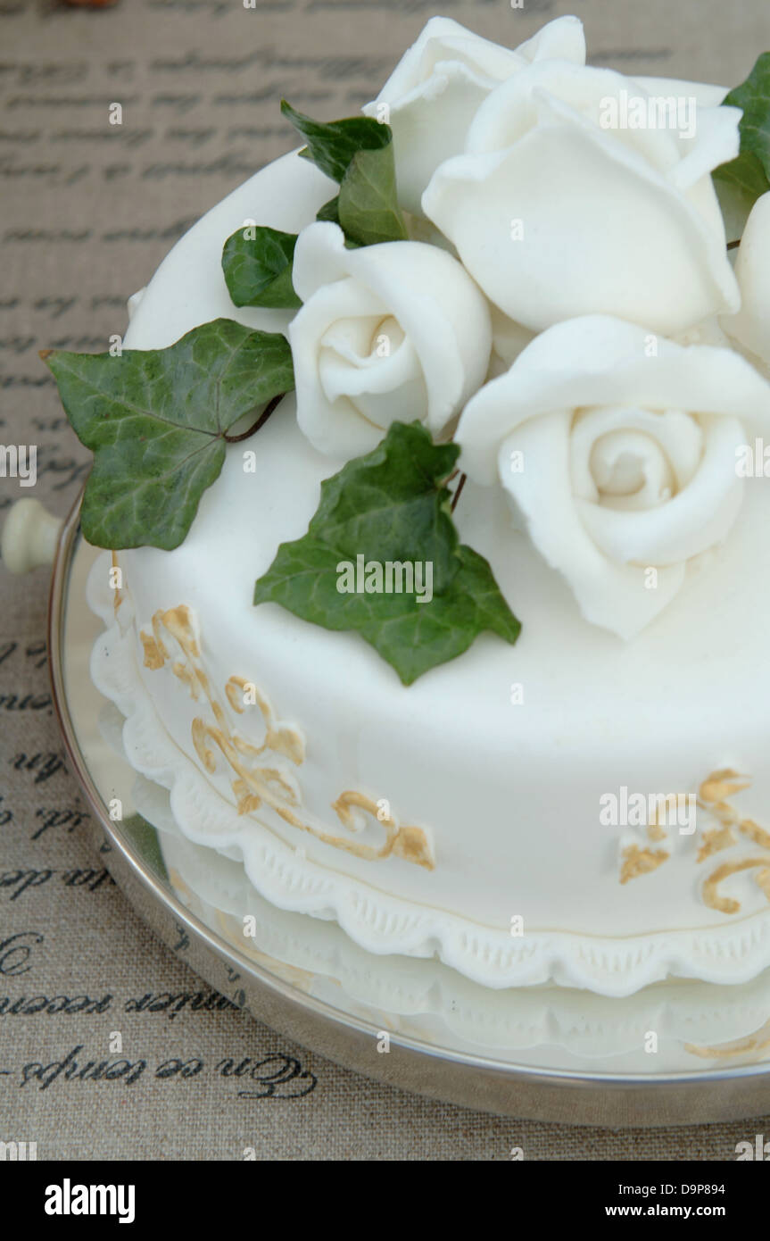 Las tortas decoradas con flores rosas y hojas Fotografía de stock - Alamy