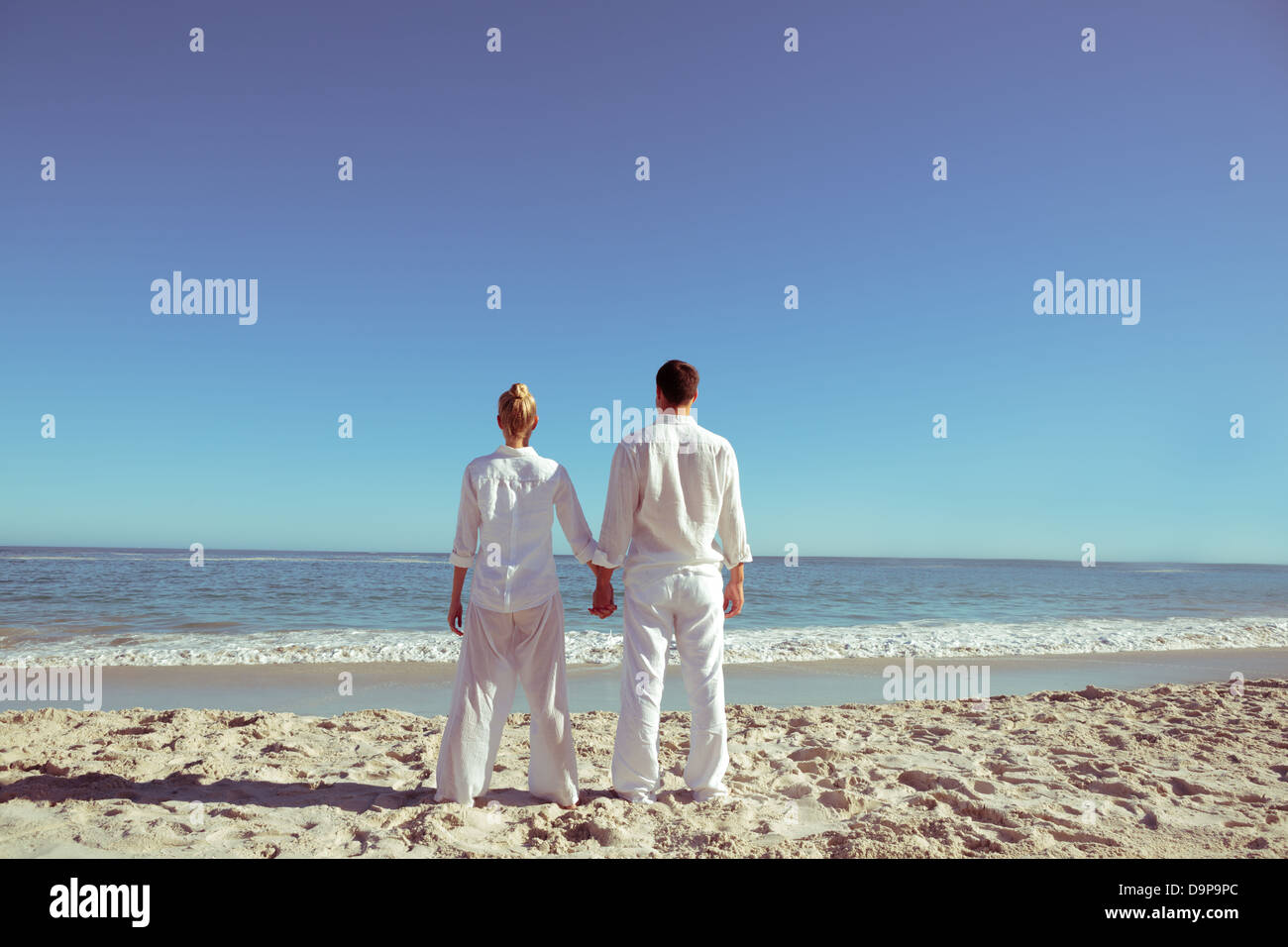 Encantado de pareja en la playa Foto de stock