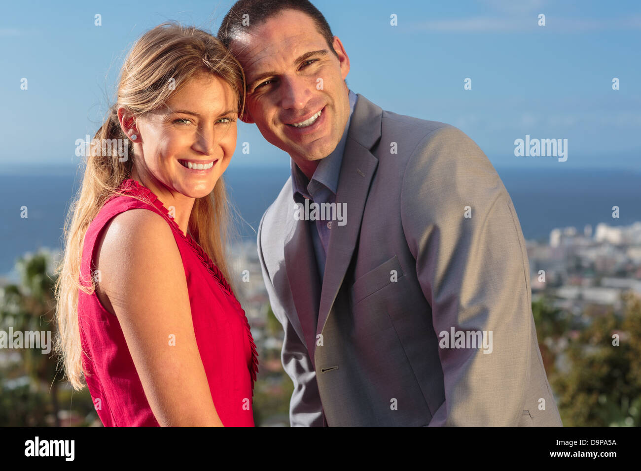 Encantado de pareja sonriente a la cámara Foto de stock