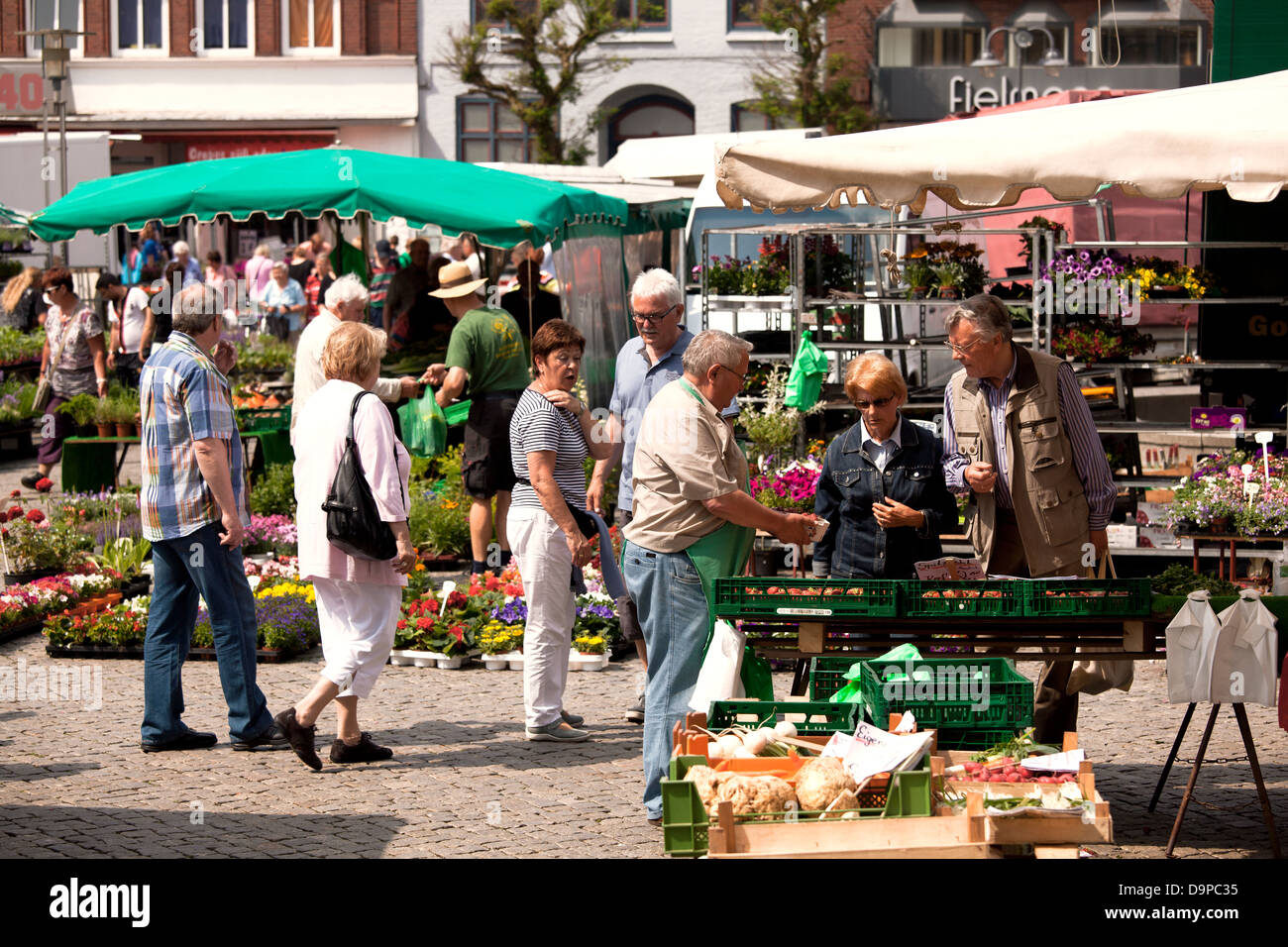 Market Place en el puerto marítimo de la ciudad Husum, en el norte de Alemania con personas Foto de stock