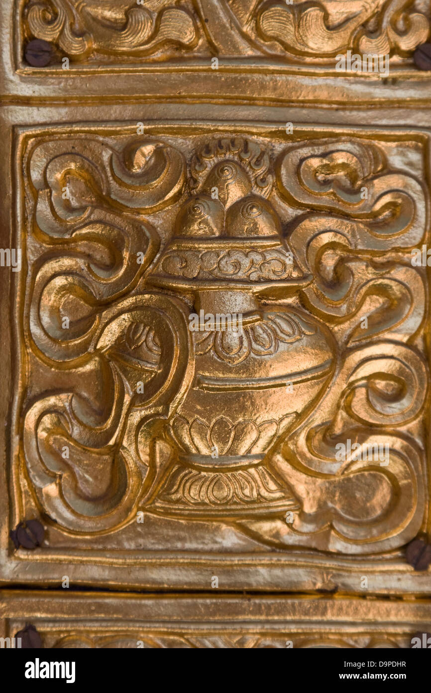 Asia, India, Karnataka, en Bylakuppe, Templo de Oro, detalle de una puerta Foto de stock
