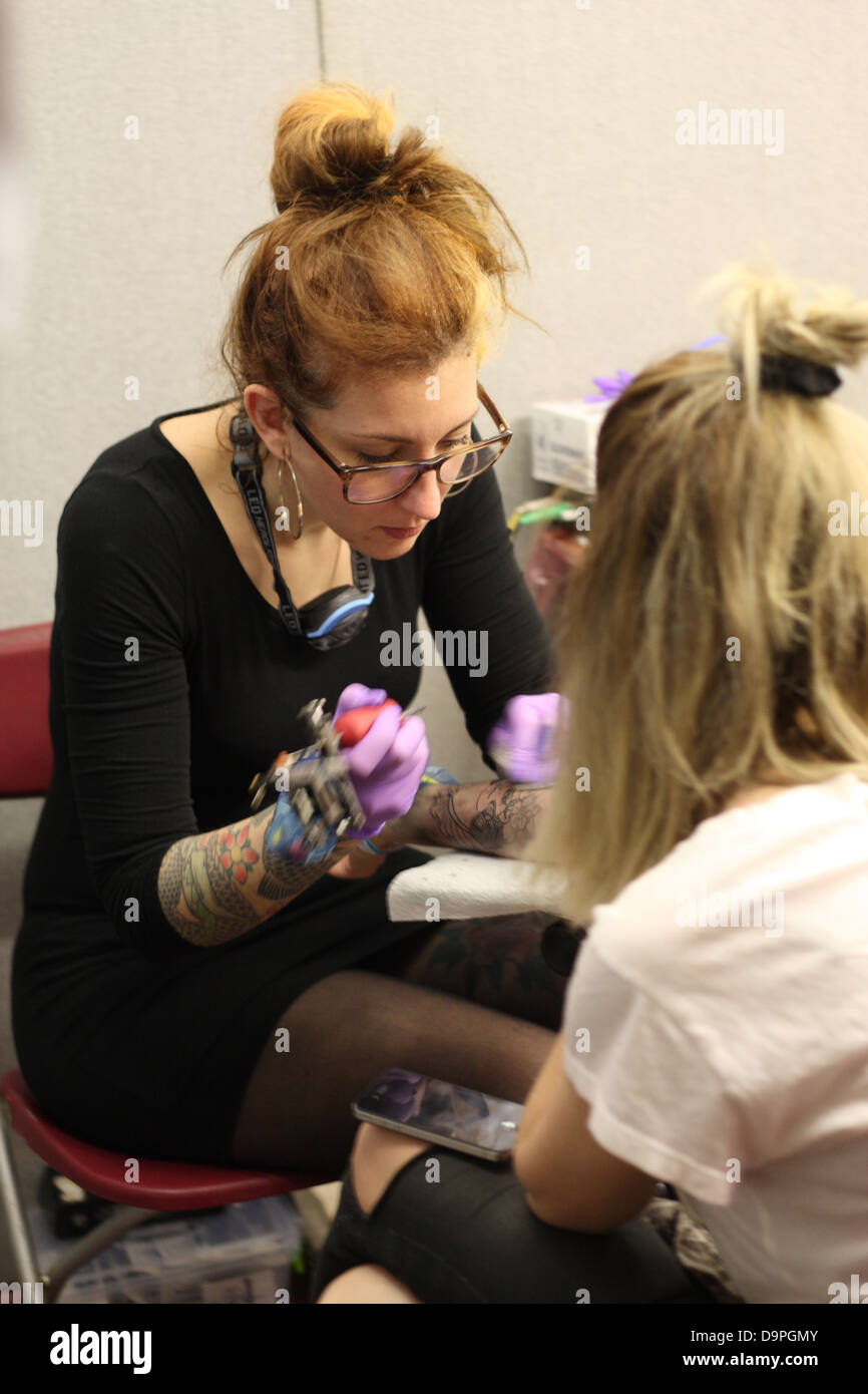 Tattooist trabaja en Brighton Tattoo Convention Foto de stock