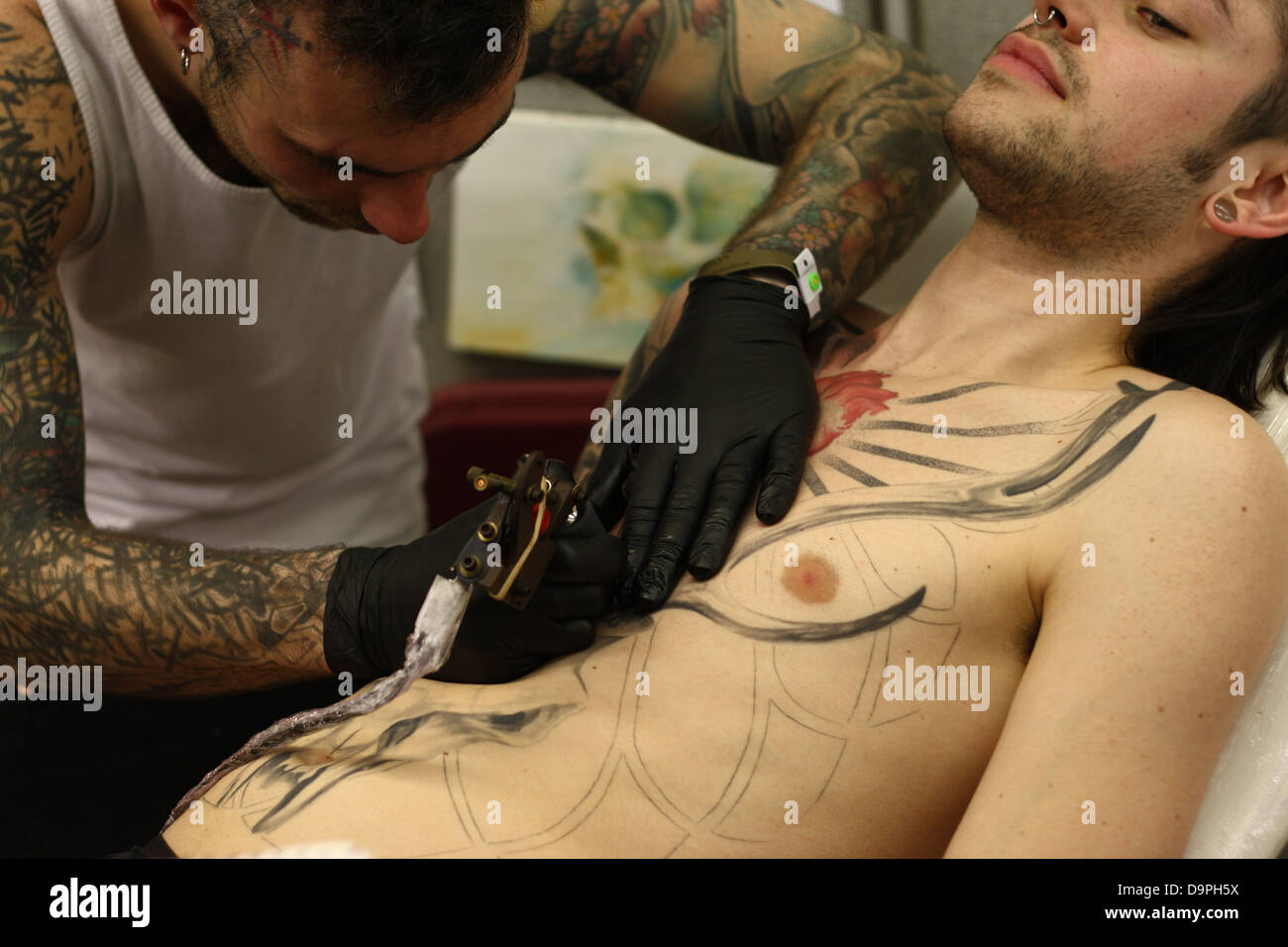 Tattooist trabaja en Brighton Tattoo Convention Foto de stock
