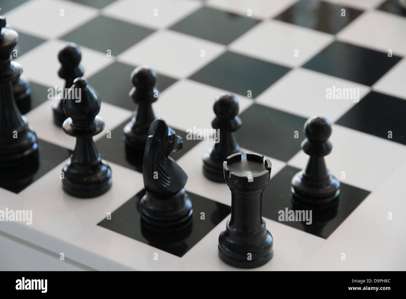 Tablero de ajedrez ajedrez jugar negro torre blanca Foto de stock