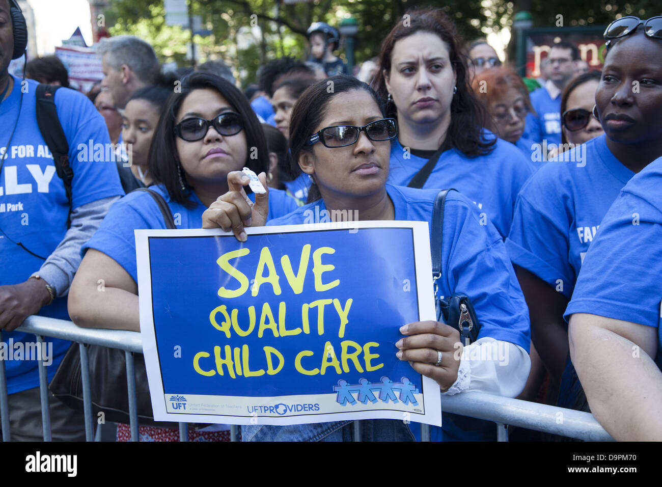 Ciudad sindicalizados los trabajadores de diversas profesiones, FDNY, maestros, enfermeras etc rally en el ayuntamiento de la Ciudad de NY con contratos justos. Foto de stock