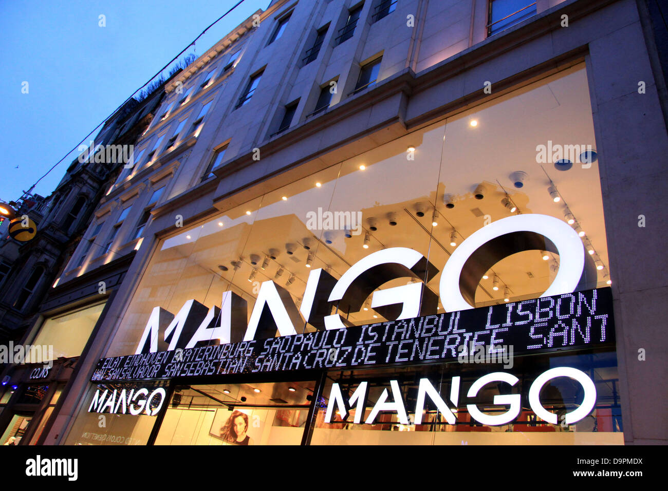 Tienda de ropa de moda de mango en Estambul, Turquía Fotografía de