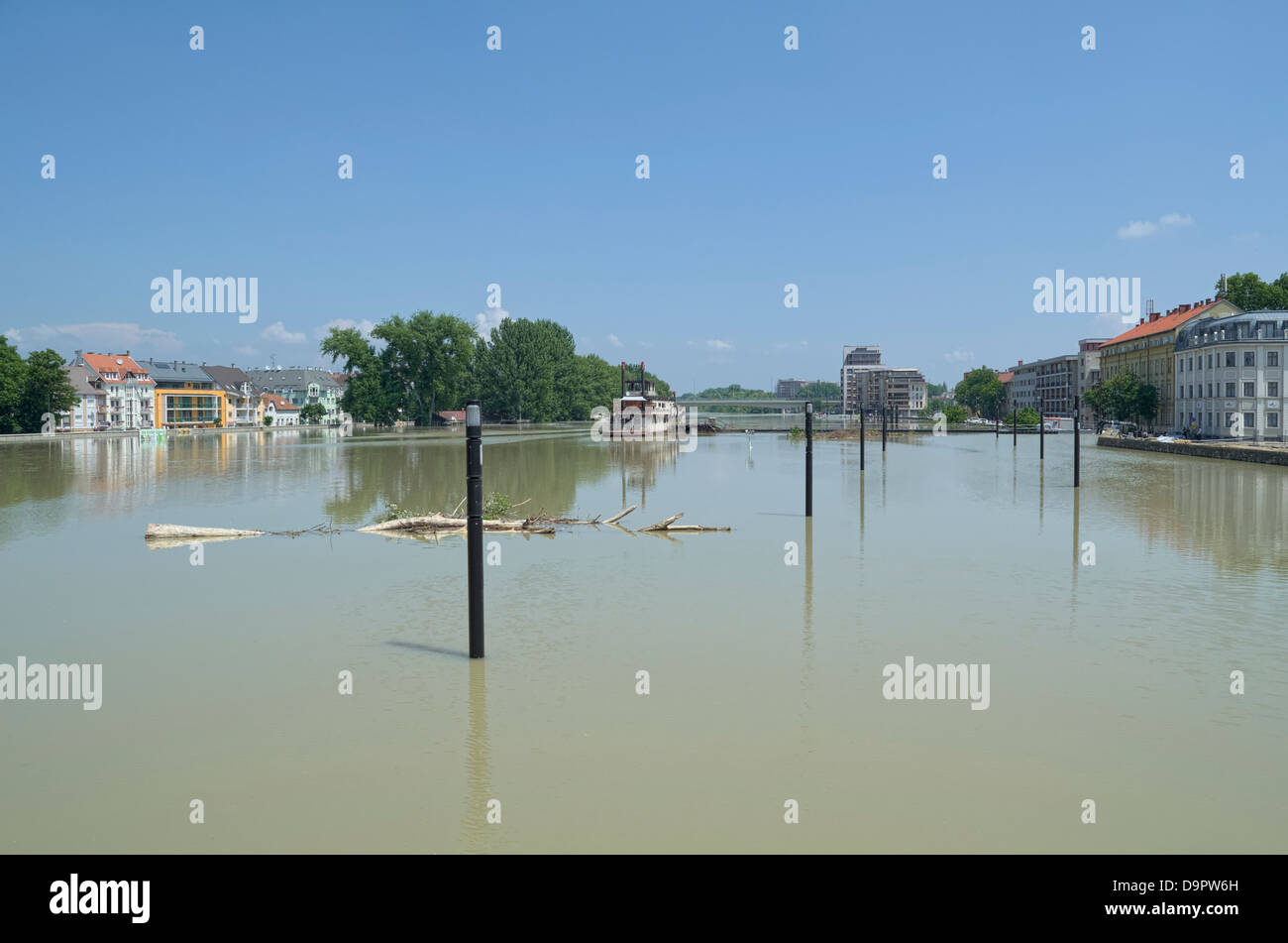 Las inundaciones del río Danubio en el centro de Gyor, Hungría Foto de stock