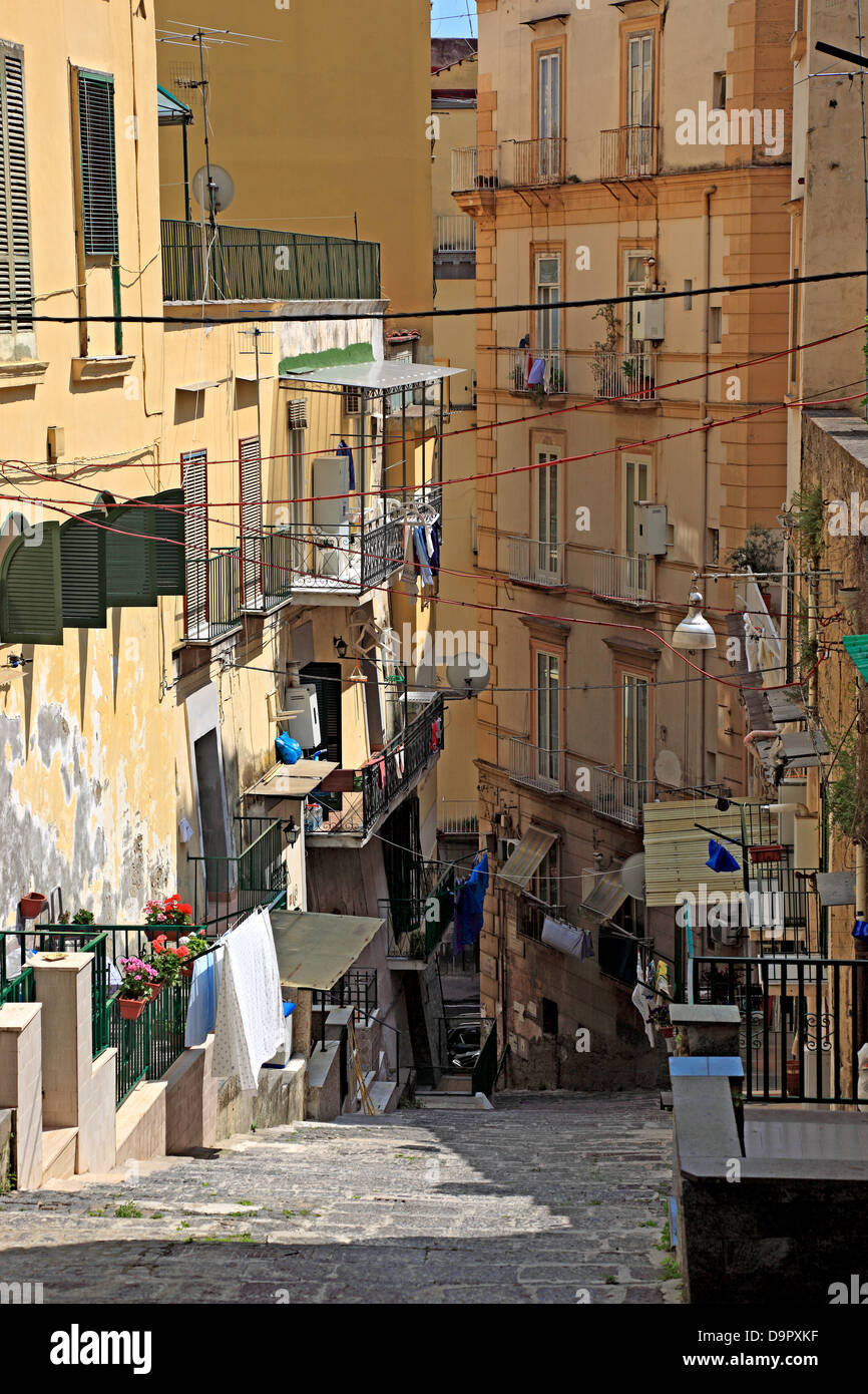 Calles estrechas en el casco antiguo de Nápoles, Campania, Italia Foto de stock