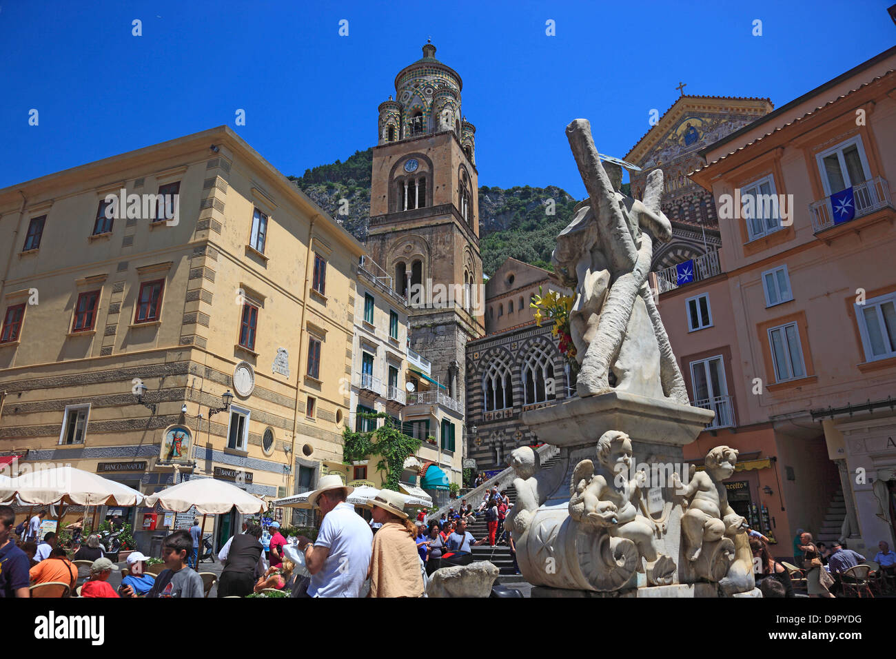 La Plaza de la catedral y la Catedral de la Cattedrale di Sant 'Andrea, Amalfi, Campania, Italia Foto de stock