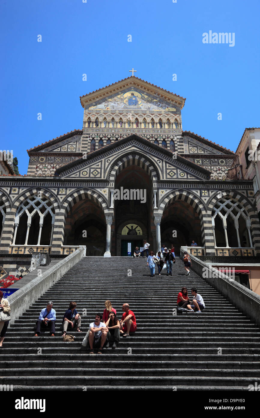 La Plaza de la catedral y la Catedral de la Cattedrale di Sant 'Andrea, Amalfi, Campania, Italia Foto de stock