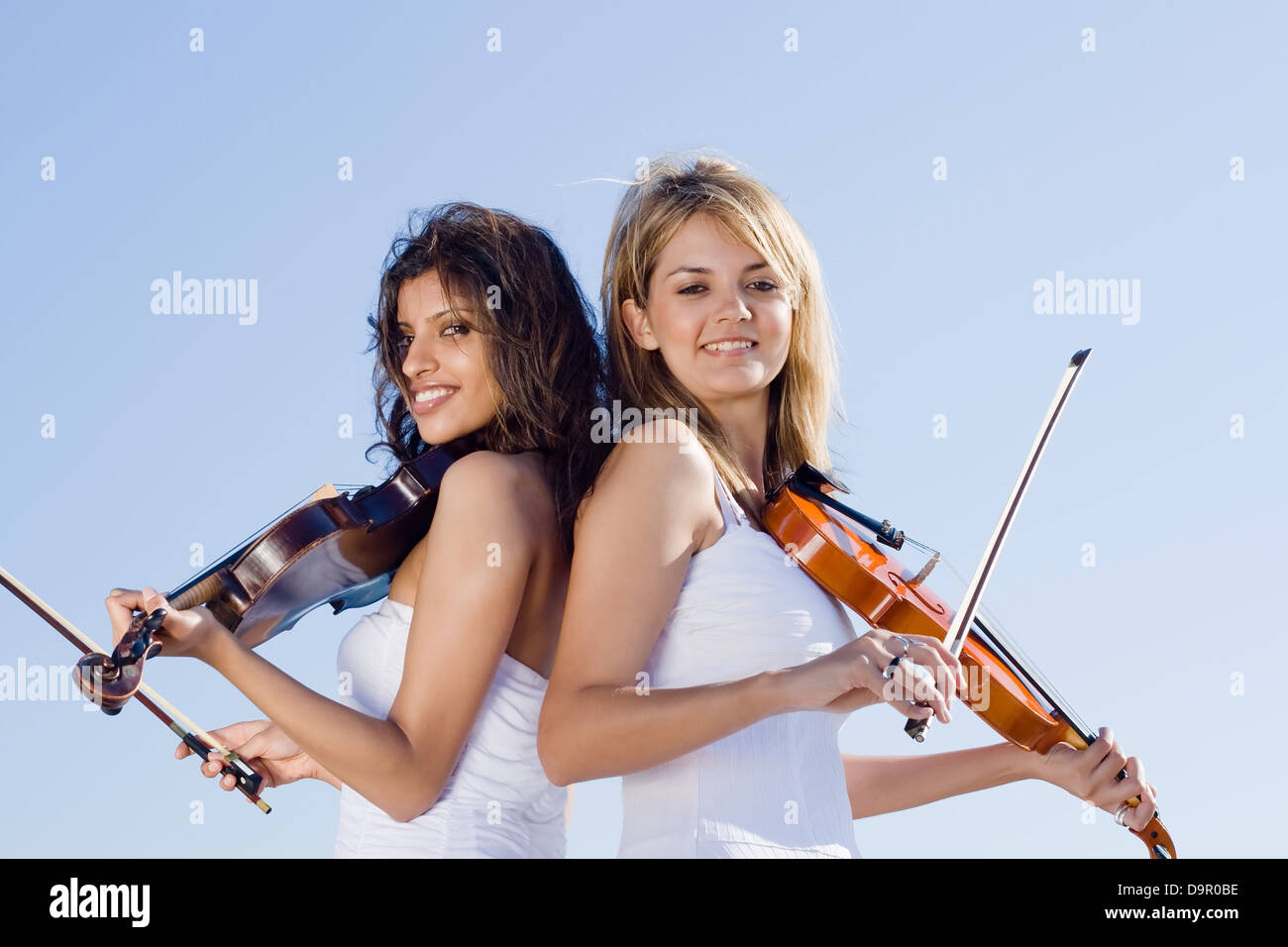 Dos mujeres jóvenes violinista con violines al aire libre Fotografía de  stock - Alamy
