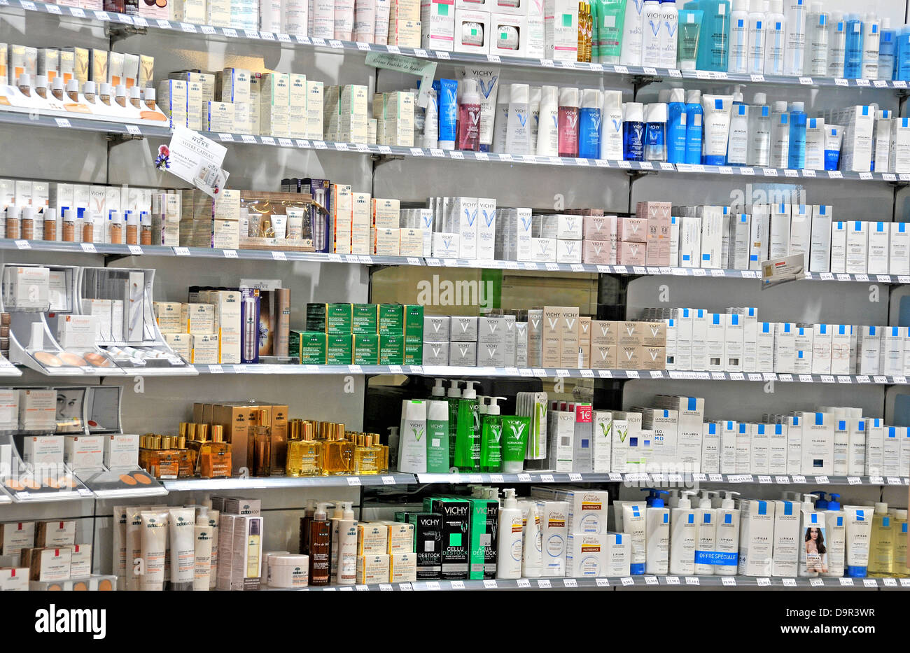 Cosméticos y productos de belleza en la pantalla de la farmacia boutique  aeropuerto Saint Exupery de Lyon Fotografía de stock - Alamy