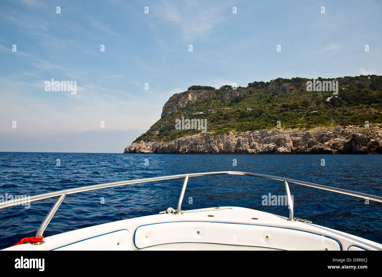 Barco en el mar con el acantilado, en el fondo, Capri, Provincia de Nápoles, Campania, Italia Foto de stock