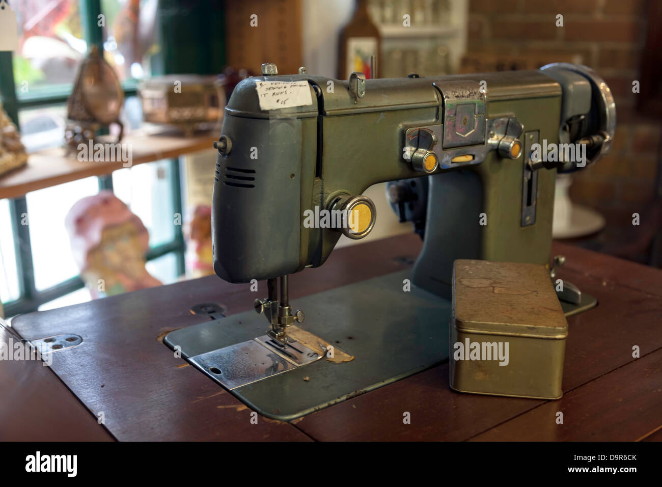 Gabinete de la máquina de coser fotografías e imágenes de alta resolución -  Alamy