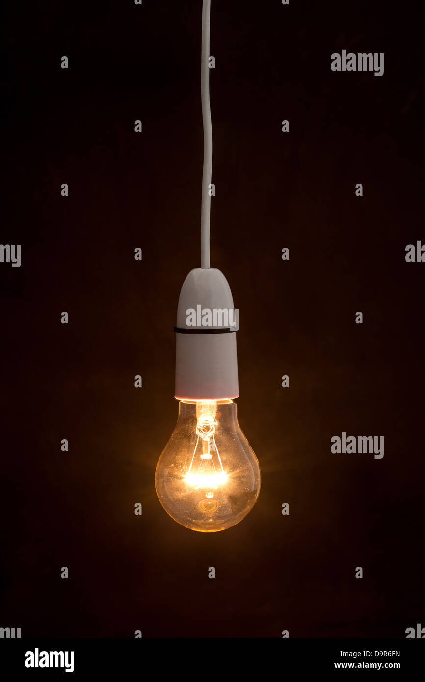 Luz Brillante bombilla encendida Fotografía de stock - Alamy