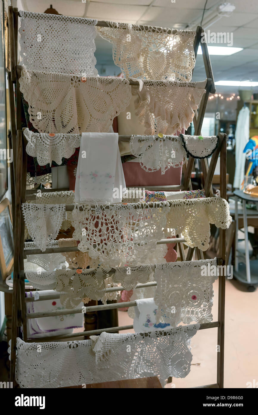 Vintage y ropa cama manteles de ganchillo doilies en un tendedero Fotografía de stock - Alamy