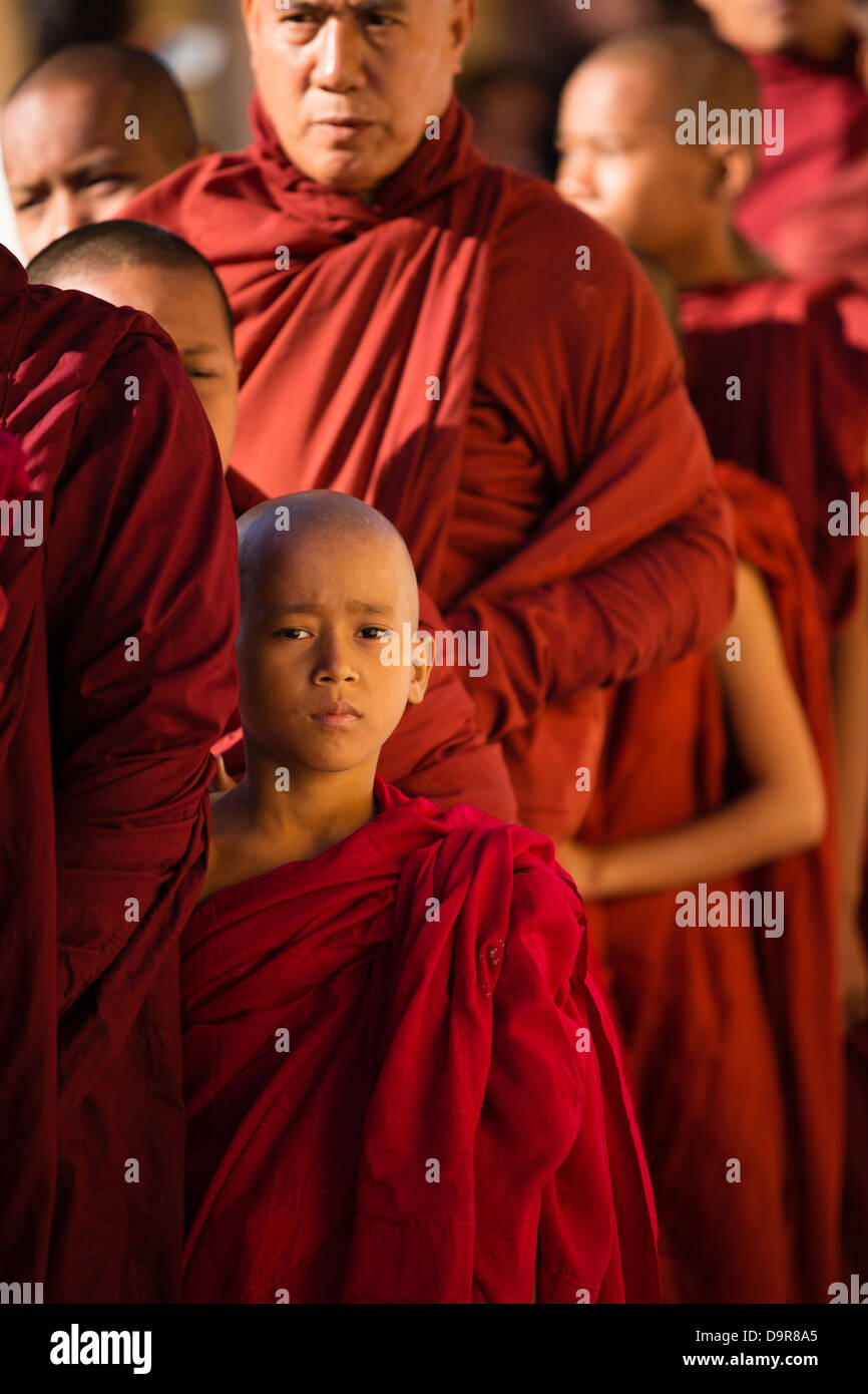 Los monjes en el Shwezigon Paya, Bagan, Myanmar (Birmania) Foto de stock
