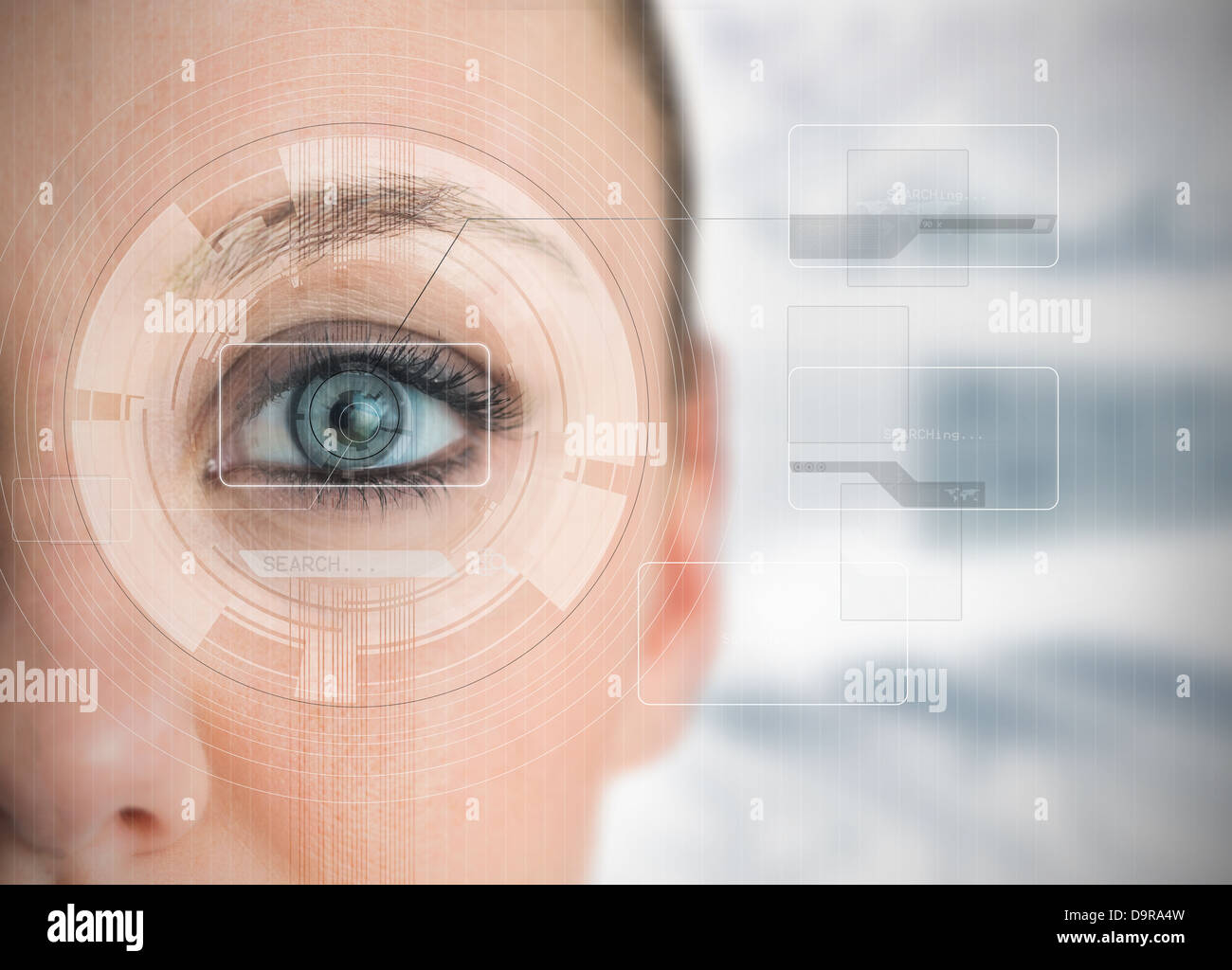 Cerca de mujer blue eye, analizando las interfaces gráfico Foto de stock