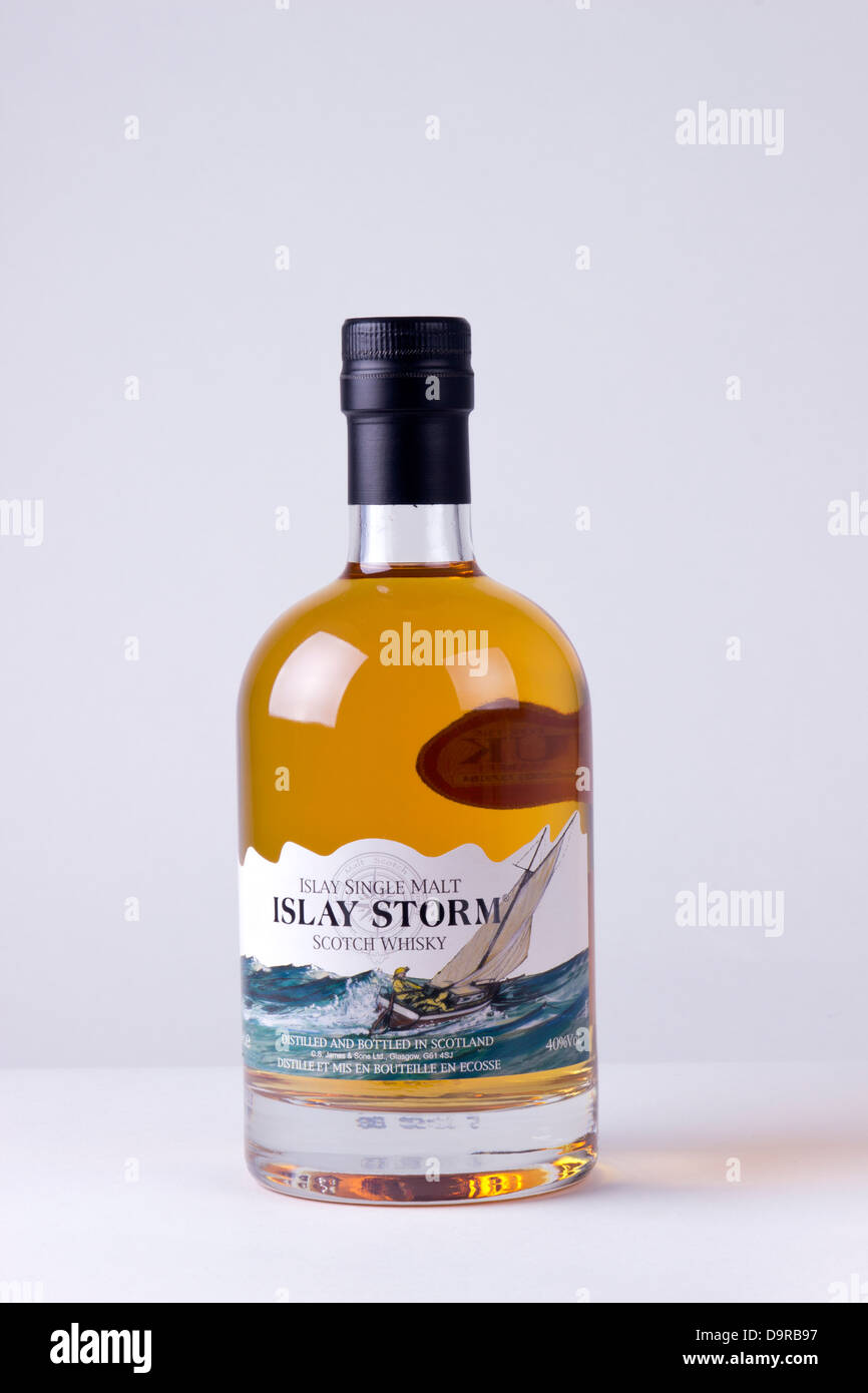 Botella de tormenta de Islay Single Malt Whisky de la Isla de Islay en Escocia UK Foto de stock