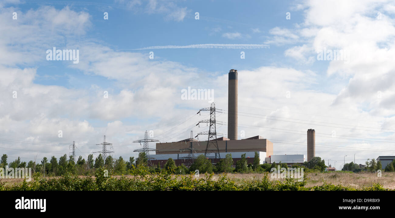 El Puente de fuel oil pesado powered de energía disparado Littlebrook D POWER STATION contraste con viento barrió nubes del cielo Foto de stock