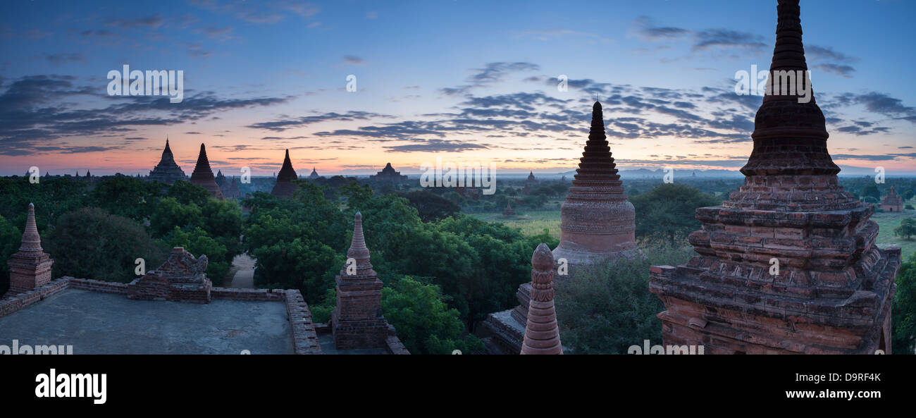 Los templos de Bagan al amanecer, Myanmar (Birmania) Foto de stock