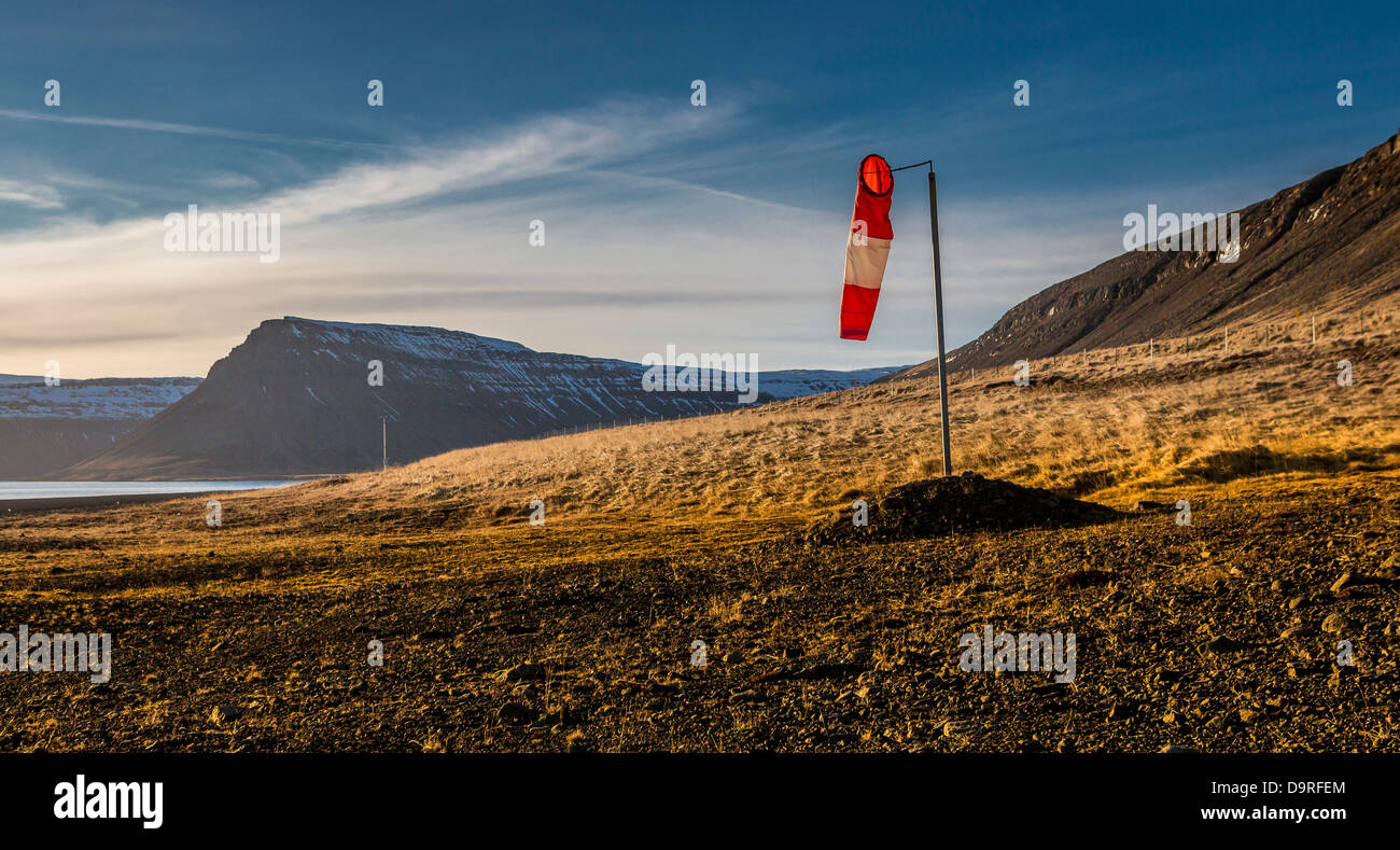 Manga de viento por la pista de aterrizaje, la península de Snaefellsnes, Islandia. Foto de stock