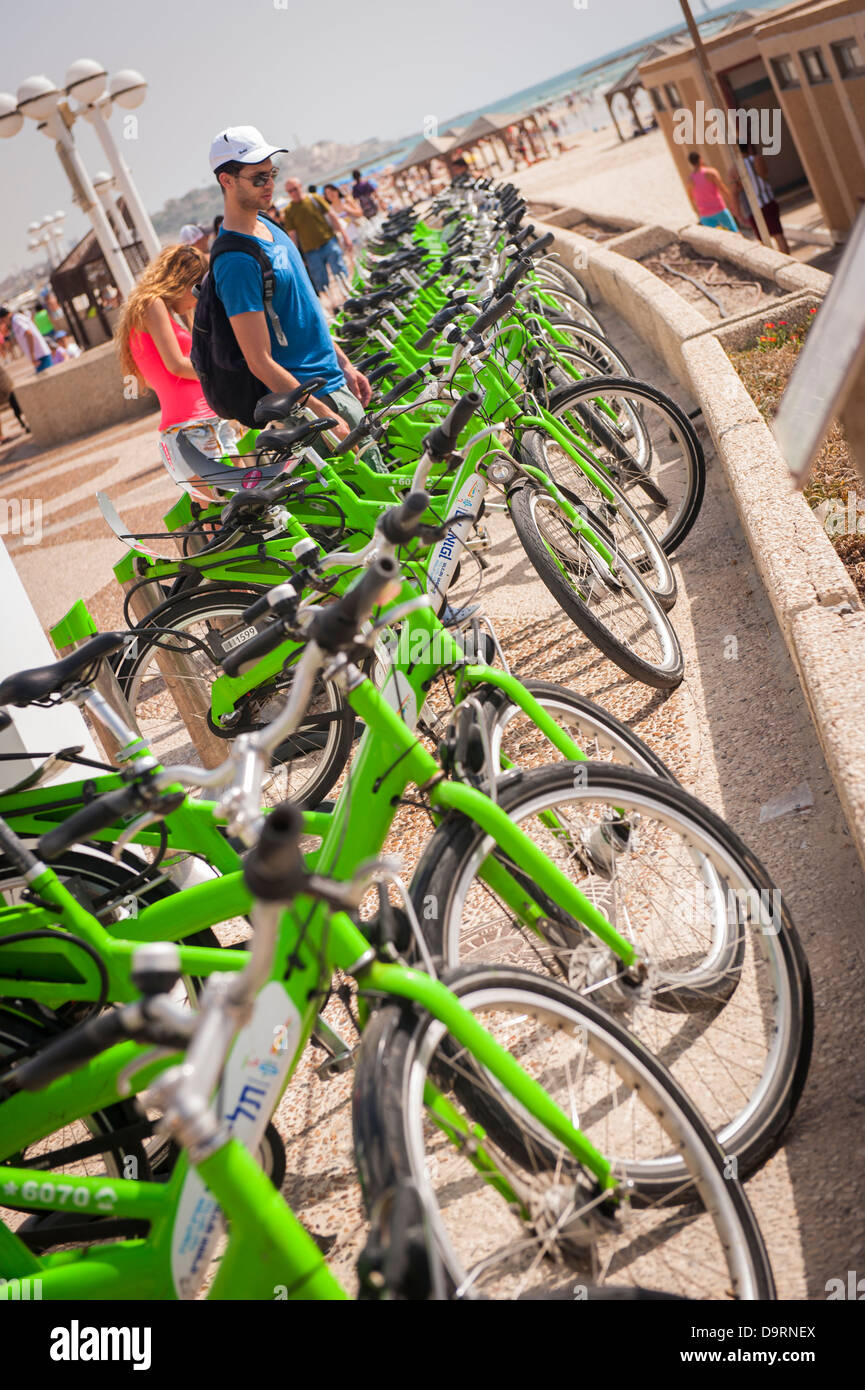 Israel, Tel Aviv , Tel o diversión verde brillante bicicleta de alquiler de  autoservicio en la fila en los stands sobre paseo por la playa Fotografía  de stock - Alamy