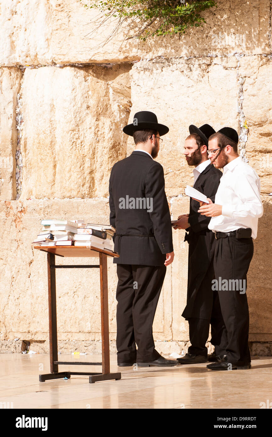 Ciudad Vieja De Jerusalén Israel Judíos Ortodoxos En Pie Lamentos Muro