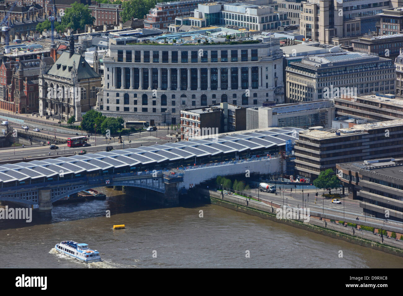 Plataforma de la estación de ferrocarril Blackfriars en el puente del río Támesis y el edificio Unilever House más allá de la ciudad de Londres, Inglaterra, Reino Unido Foto de stock