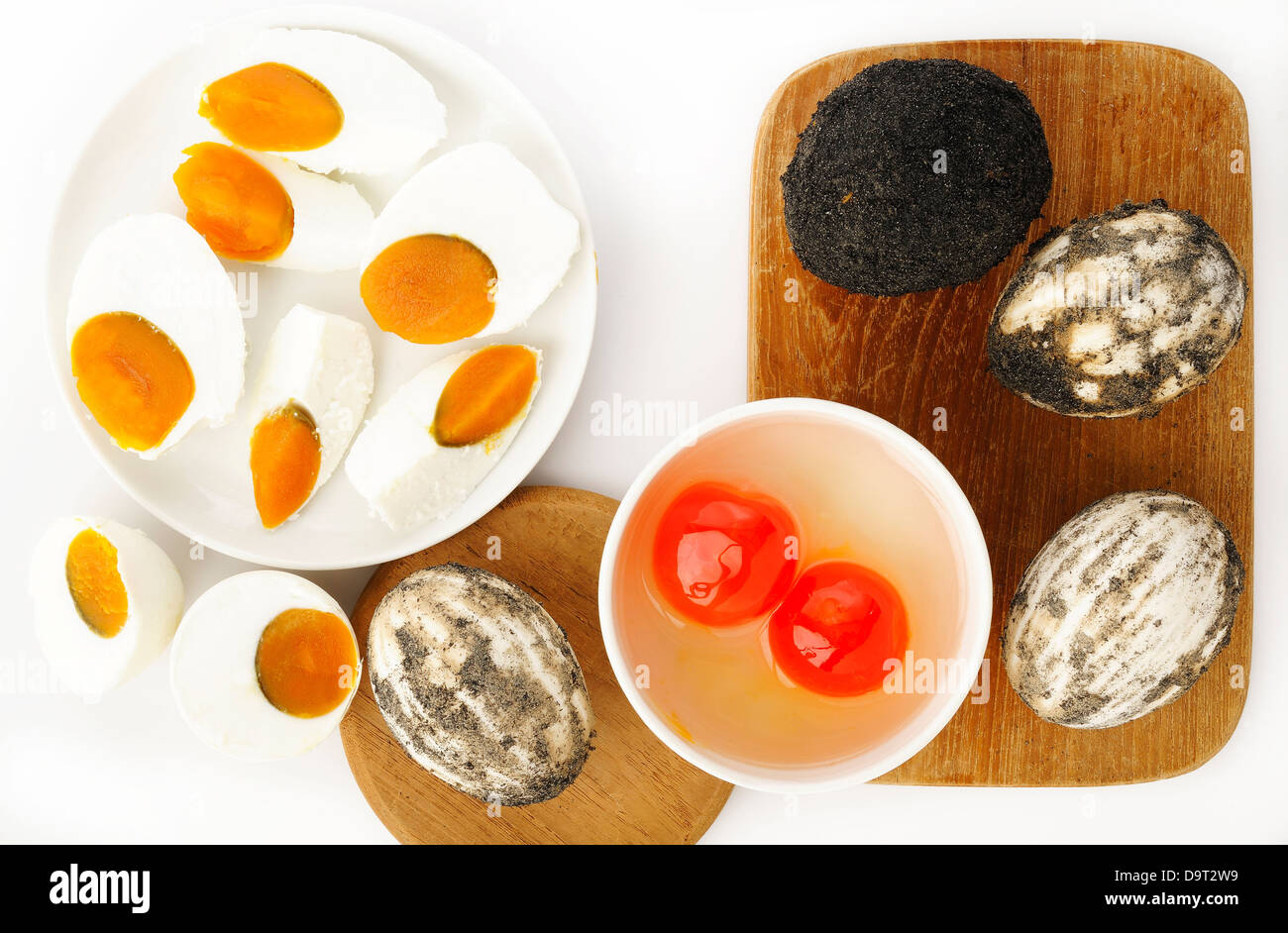 Huevos de pato en salazón sobre fondo blanco Fotografía de stock Alamy