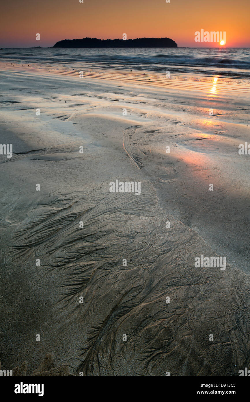 Patrones en la arena de playa de Ngapali al anochecer, Rakhine, Myanmar (Birmania) Foto de stock