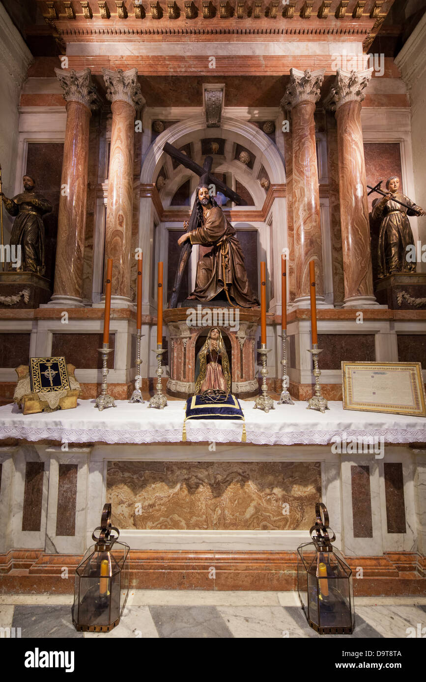 Jesucristo, llevando la cruz, la pequeña capilla con decoración de mármol en la Catedral de Sevilla, España. Foto de stock