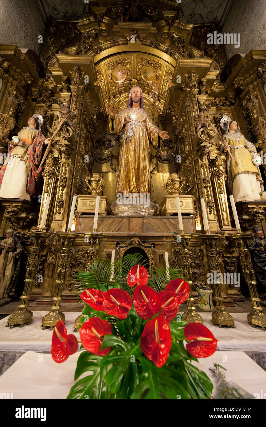 Ricamente decorada capilla dorada de la Catedral de Sevilla, Sevilla, España, la región de Andalucía. Foto de stock