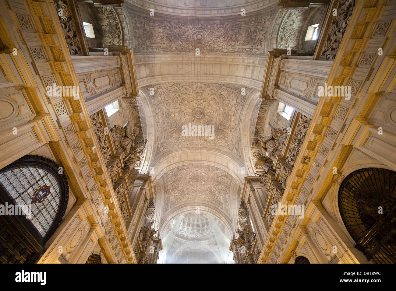 Iglesia del Sagrario interior del techo, parte de la Catedral de Sevilla en España. Foto de stock