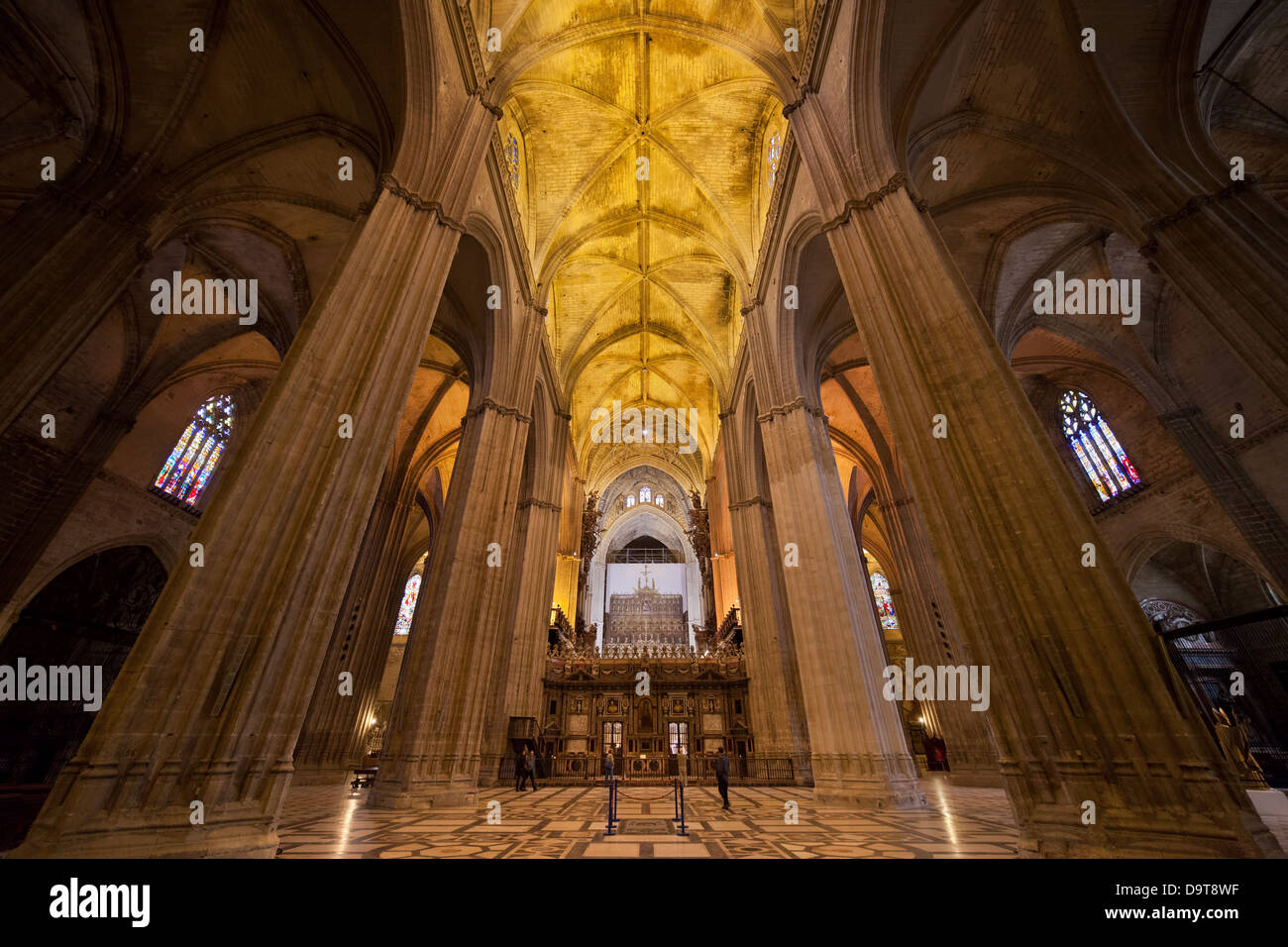 Interior gótico de la Catedral de Sevilla, en España, la región de Andalucía. Foto de stock