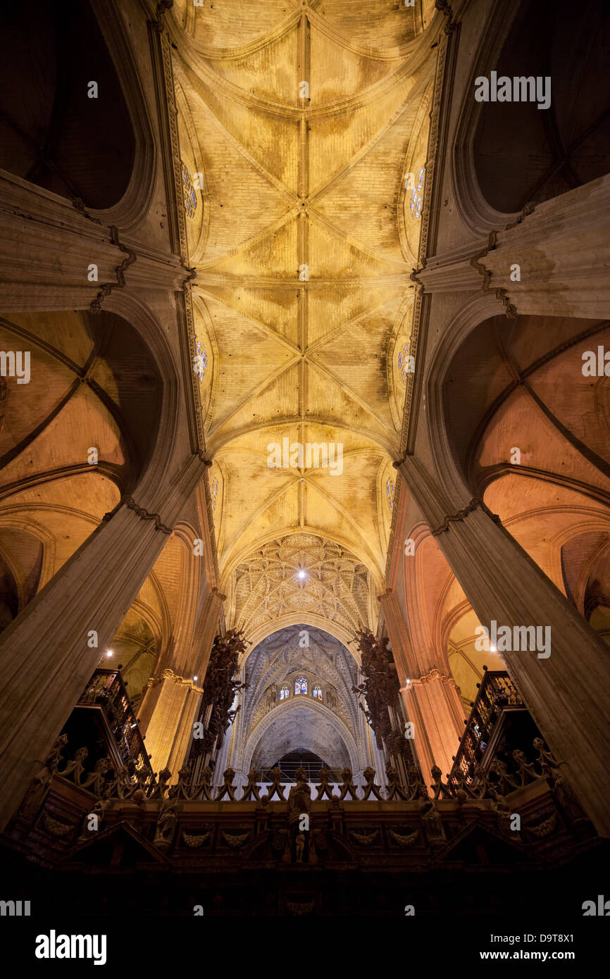 Techo gótico de la Catedral de Sevilla, en España, la región de Andalucía. Foto de stock