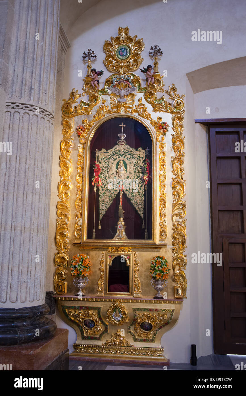 La Virgen del Roccio Sine Labe Concepta insignia en la Catedral de Sevilla, Sevilla, Andalucía, España. Foto de stock