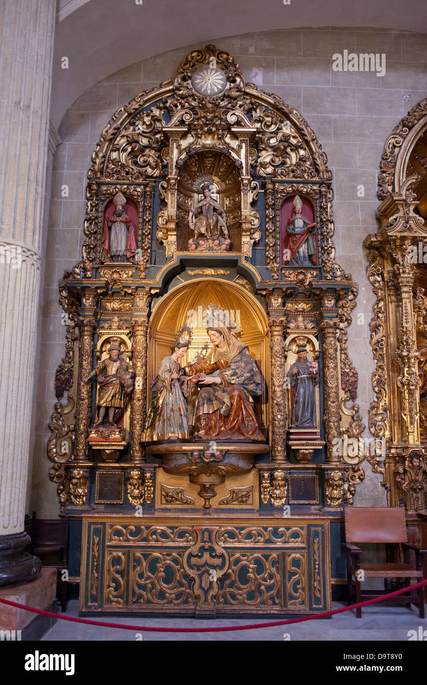Santa Ana enseñando a leer a María Virgen, esculturas de Jose Montes desde 1714, la Catedral de Sevilla, Sevilla, España. Foto de stock