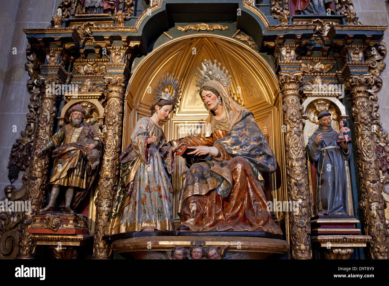 Santa Ana enseñando a leer a María Virgen, esculturas desde 1714 por Jose Montes, la Catedral de Sevilla, Sevilla, España. Foto de stock