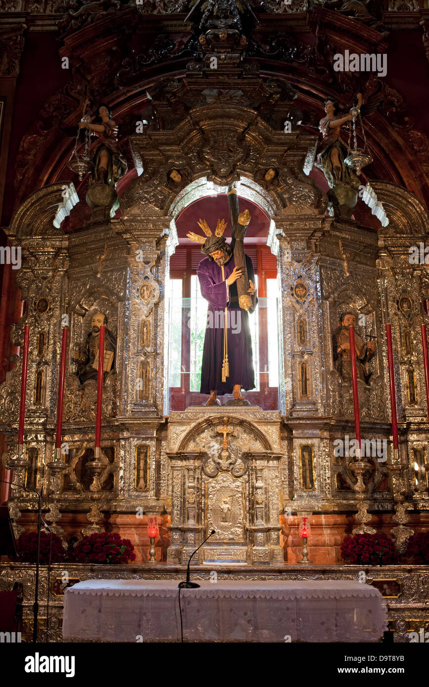 Jesucristo, llevando la cruz retablo mayor, la capilla de la Catedral de Sevilla, Sevilla, España. Foto de stock