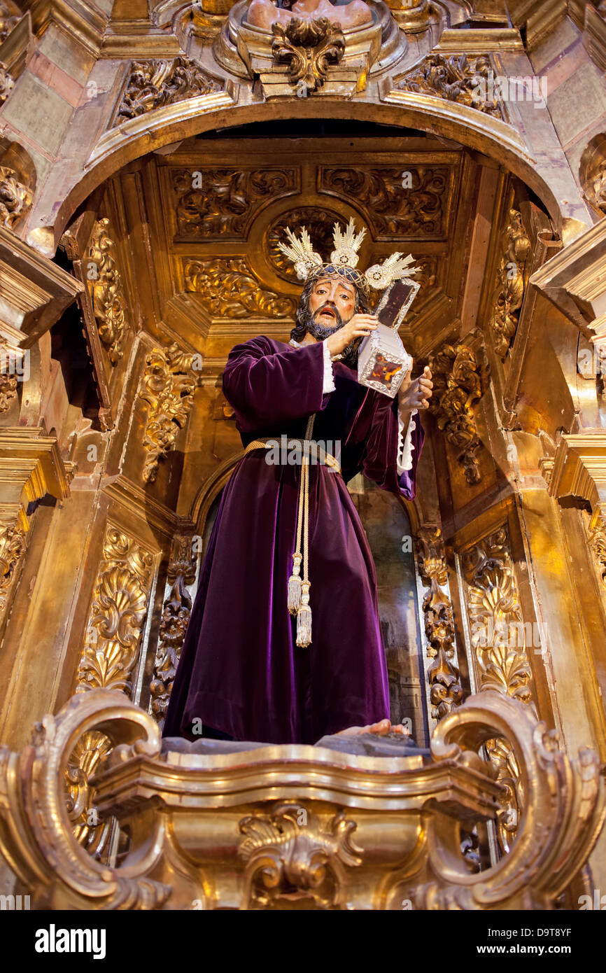 Jesucristo, llevando la cruz retablo histórico en la Catedral de Sevilla, Sevilla, España. Foto de stock