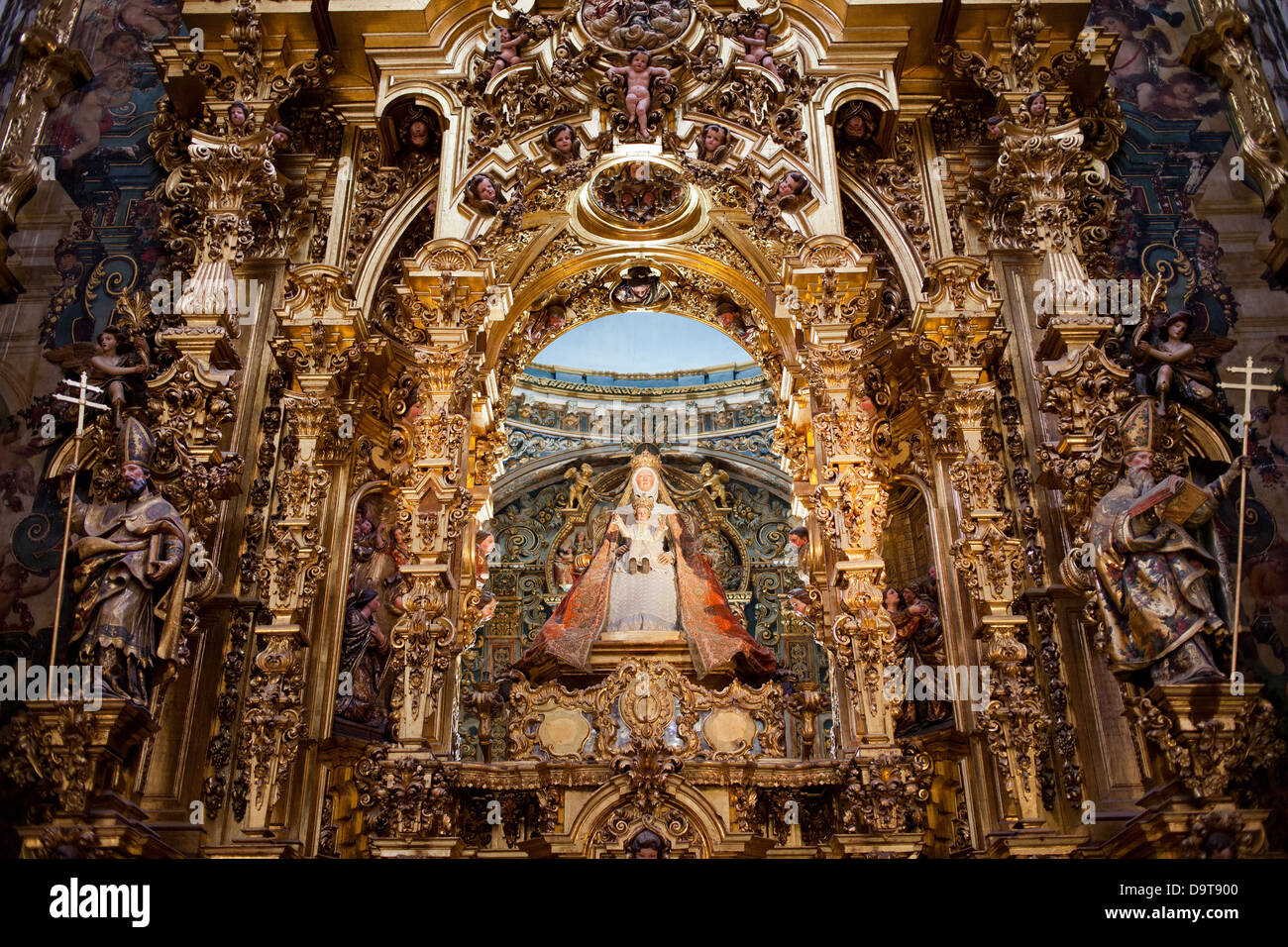 Retablo histórico en la Catedral de Sevilla, Sevilla, España. Foto de stock