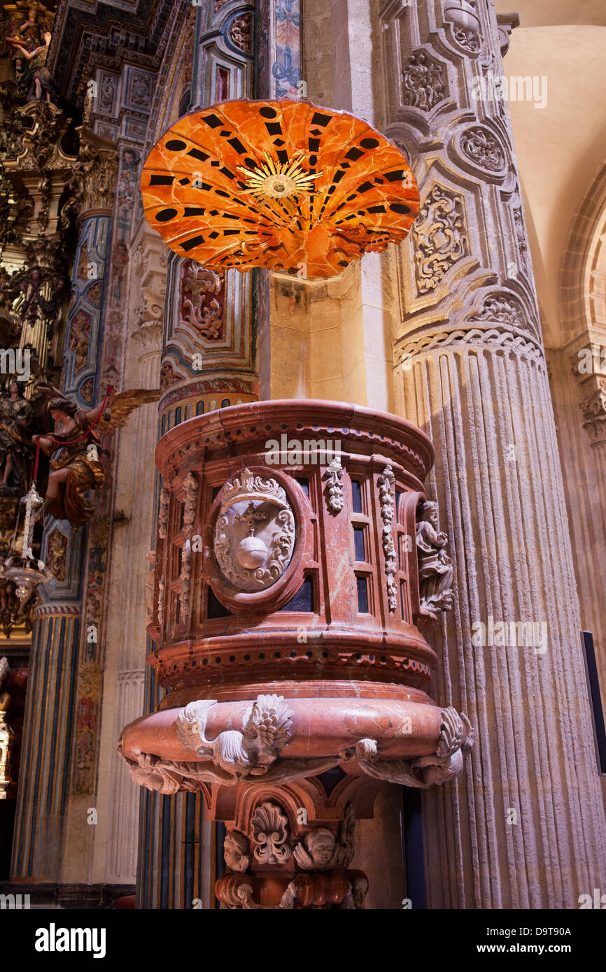Púlpito esculpido en mármol rosa y blanco, que tiene la forma de conchas de peregrino en la Catedral de Sevilla, España. Foto de stock
