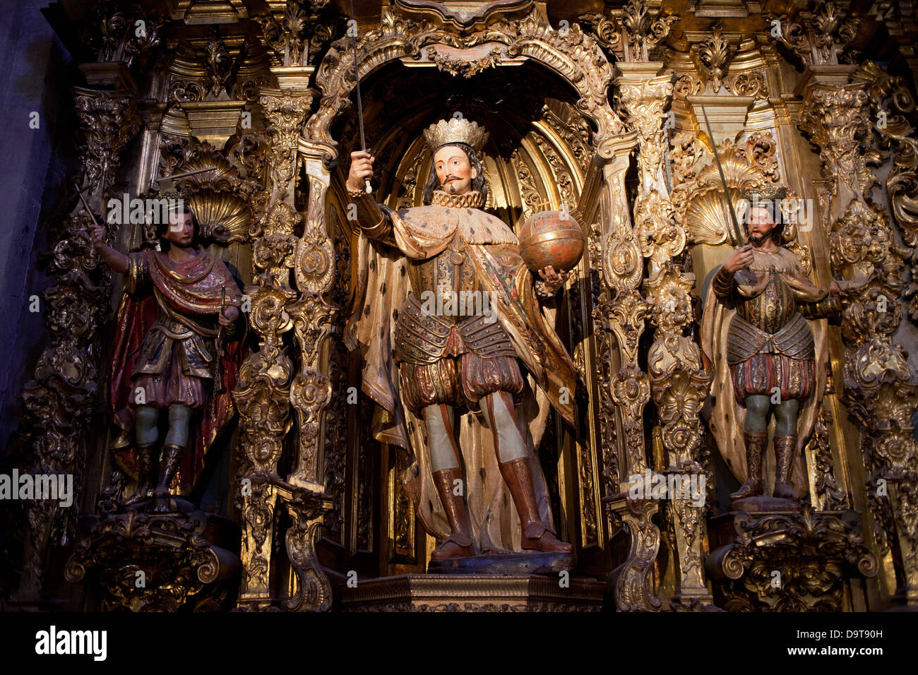Saint Ferdinand flanqueado por Saint Louis y San Hermenegild retablos en la Catedral de Sevilla, Sevilla, España. Foto de stock
