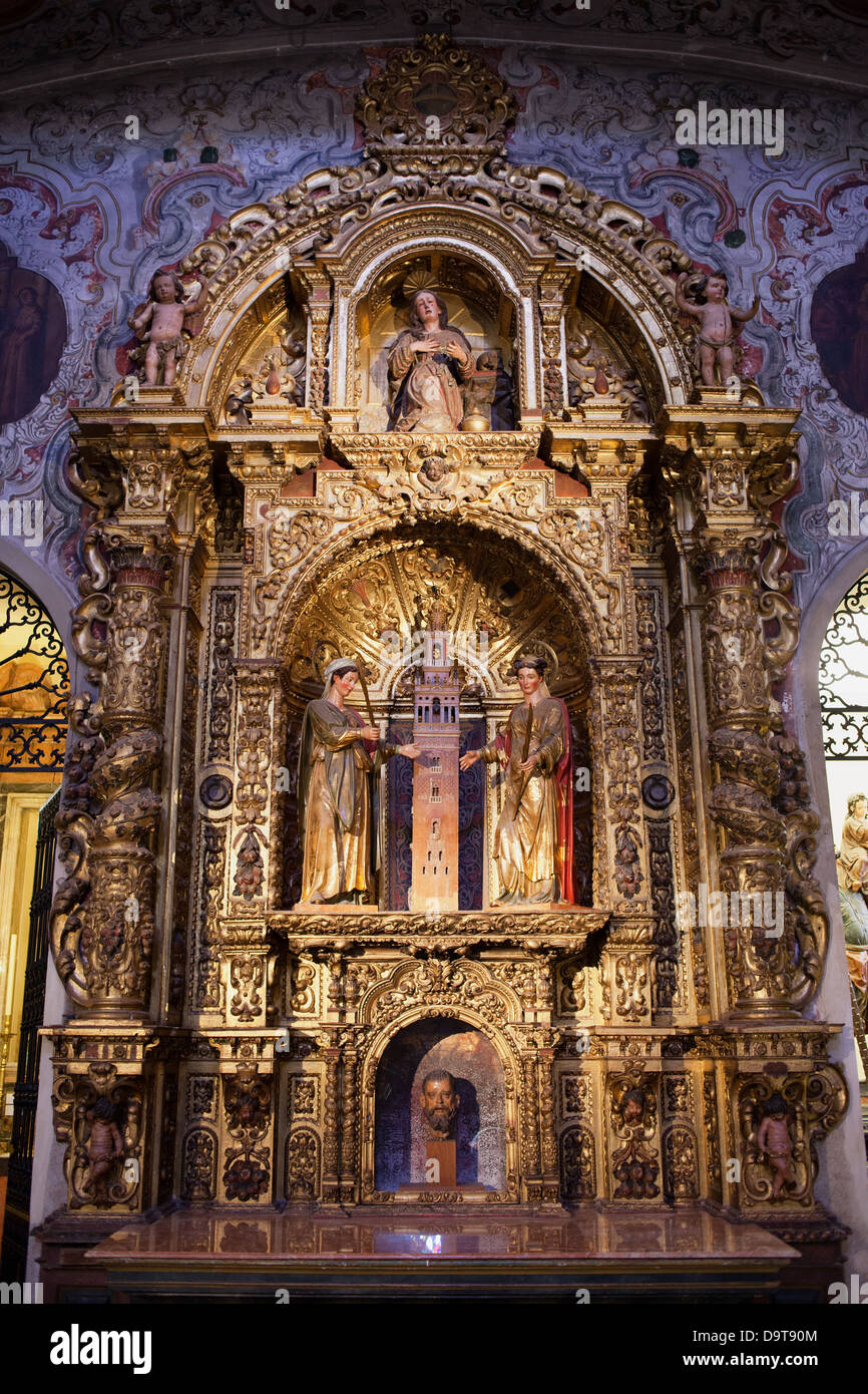 Santos justa y Ruffina con la Torre de la Giralda, entre ellos, el retablo mayor de la Catedral de Sevilla, Sevilla, España. Foto de stock