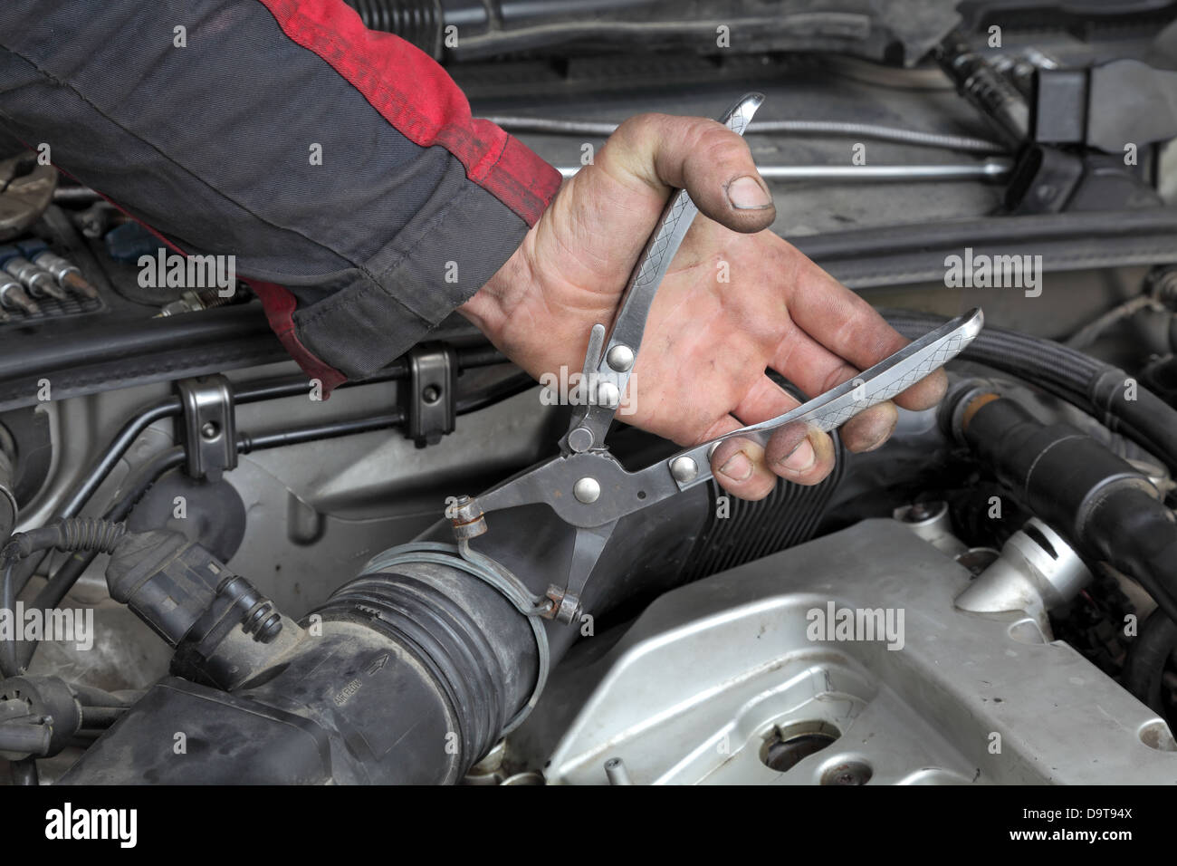 La abrazadera de fijación mecánica con pinzas herramienta a motor de  automóvil Fotografía de stock - Alamy