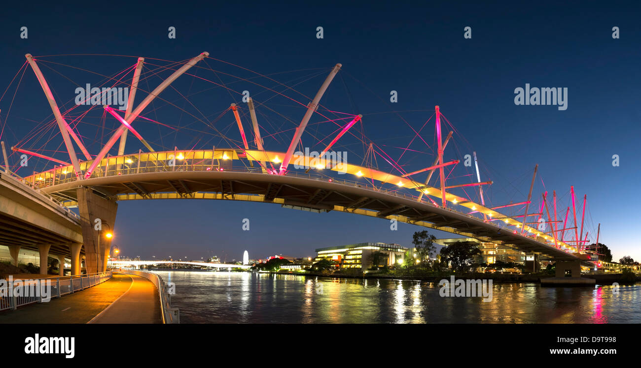 Puente Kurilpa moderno que es un puente peatonal que cruza el río Brisbane en Brisbane, Queensland, Australia Foto de stock