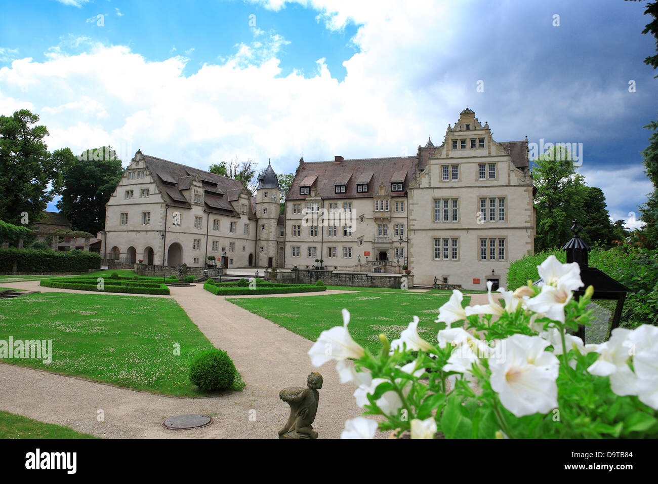 Jardín y parque de lujo 5 estrellas hotel castillo Schlosshotel Münchhausen Aerzen, cerca de Hameln, Baja Sajonia, Alemania, Europa Foto de stock